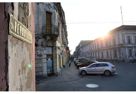 FELE-FELE. La sfârşitul lunii trecute, UDMR-iştii orădeni au depus un proiect privind traducerea în limba maghiară a nomenclatorului stradal, conform căruia, de pildă, "Strada Republicii" s-ar numi şi "Koztarsasag utja"